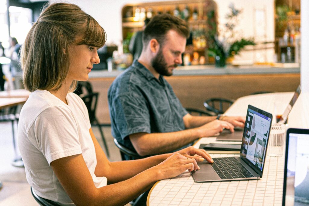agência de marketing digital ou freelancer
